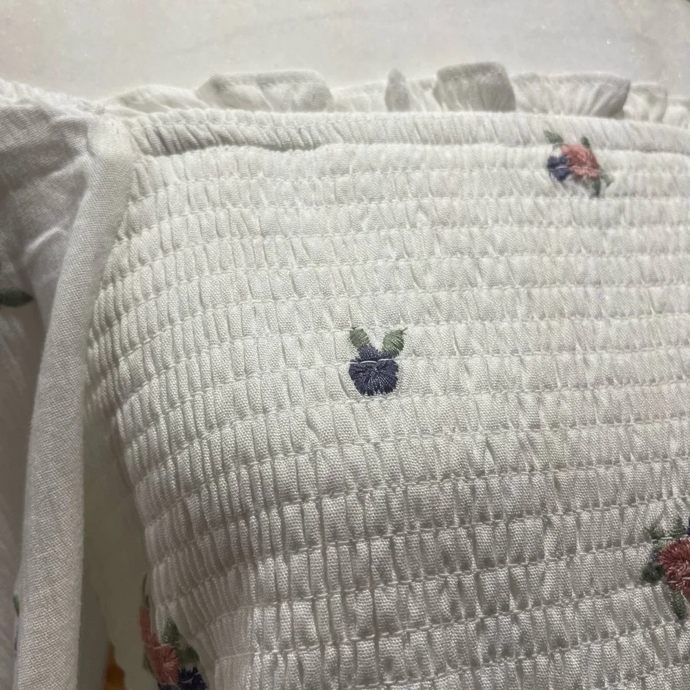 ❣️💕Torrid White Floral Smocked On/Off Shoulder Blouse💗🌹 - Picture 2 of 9